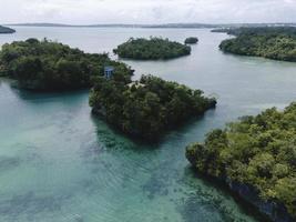 luftaufnahme vieler kleiner inseln in maluku, indonesien foto