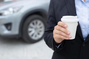 Geschäftsleute trinken heißen Kaffee, bevor sie jedes Mal zur Arbeit ins Büro gehen. foto