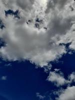 natürlicher himmel schöner blauer und weißer texturhintergrund. foto