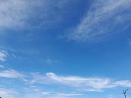 natürlicher himmel schöner blauer und weißer texturhintergrund. foto