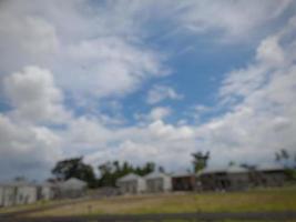 Defokussierte abstrakte Unschärfe der Wohnsiedlung mit strahlend blauem Himmelshintergrund foto