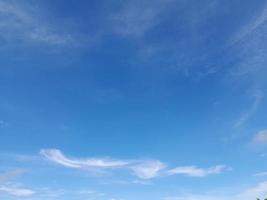 natürlicher himmel schöner blauer und weißer texturhintergrund. foto