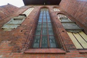 architektonische Elemente, Gewölbe und Fenster der gotischen Kathedrale. rote Backsteinmauern. Kaliningrad, Russland. Insel Immanuel Kant. foto