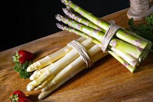 grüner und weißer Spargel auf dem Tisch foto