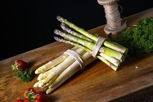 grüner und weißer Spargel auf dem Tisch foto