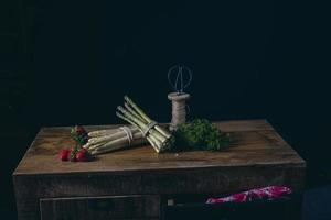 grüner und weißer Spargel auf dem Tisch foto