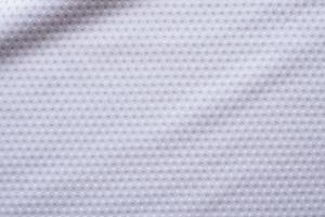 Sportbekleidung Fußballtrikot aus weißem Stoff mit Air-Mesh-Texturhintergrund foto