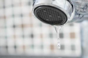 Wasserhahn mit Wassertropfen schließen foto