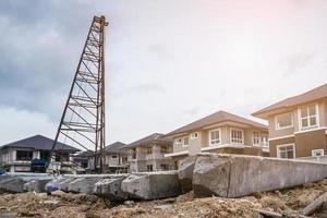 hausbau auf der baustelle mit ramme und betonpfählen foto