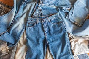 Viele Denim-Blue-Jeans-Hintergrund foto