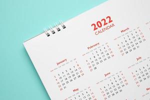 2022 Kalenderseite auf blauem Hintergrund Geschäftsplanung Termin Meeting Konzept