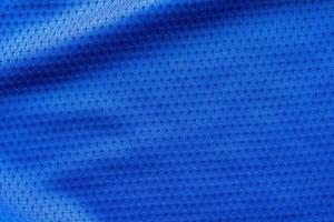 blauer stoff sportbekleidung fußball trikot mit air mesh textur hintergrund foto