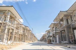 bau wohnbau neues haus im bau auf baustelle siedlung entwicklung foto