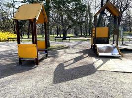 Inklusive Spielplatz im Frühlingspark foto