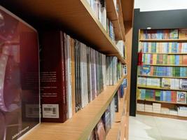 sleman, yogyakarta, indonesien, 2022 - bücher in den bücherregalen im buchladen foto