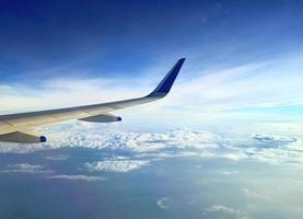 blauer Himmel aus einem Flugzeug foto