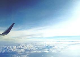blauer Himmel aus einem Flugzeug foto