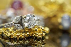 Luxus-Goldschmuck-Diamantringe mit Reflektion auf schwarzem Hintergrund foto