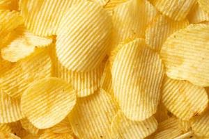 Knusprige goldene Kartoffelchips Snack Textur Hintergrund foto