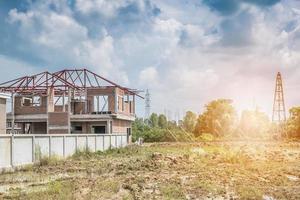 Wohnneubau auf der Baustelle mit Wolken und blauem Himmel foto