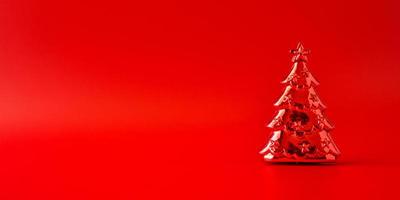 Weihnachtsbaum auf rotem Hintergrund Feiertagsfeierkonzept des neuen Jahres foto