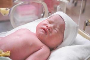 neugeborenes baby schläft im inkubator im krankenhaus foto