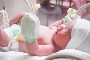 neugeborenes baby im inkubator im postkreißsaal des krankenhauses foto