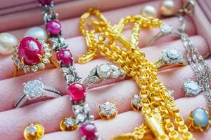 Gold- und Silber-Diamant-Edelstein-Saphir-Ring-Halsketten und Perlen-Ohrringe in einer luxuriösen Schmuckschatulle foto