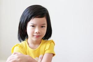 kleines asiatisches Kindermädchenporträt auf weißem Hintergrund foto