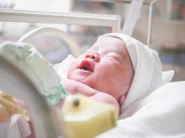 neugeborenes Mädchen im Inkubator im Kreißsaal des Krankenhauses foto