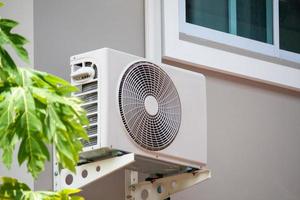 Klimakompressor-Außengerät außerhalb des Hauses installiert foto