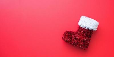 Weihnachtsstiefel auf Draufsicht des roten Hintergrundes foto