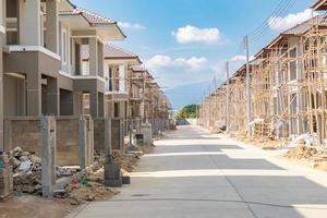 bau wohnbau neues haus im bau auf baustelle siedlung entwicklung foto