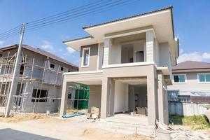 bau wohnbau neues haus im bau auf baustelle siedlung entwicklung foto