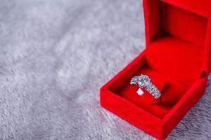 Verlobungshochzeits-Diamantring in roter Schmuck-Geschenkbox foto