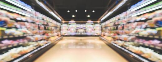 Supermarkt Lebensmittelgeschäft Gang und Regale verschwommenen Hintergrund foto