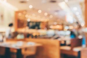 Café-Restaurant-Interieur mit Kunden- und Holztisch verwischen abstrakten Hintergrund mit Bokeh-Licht foto