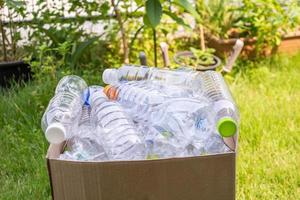 Plastikflaschen in brauner Recycling-Müllbox foto