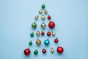 weihnachtsbaum aus kugeln auf blauem pastellhintergrund foto