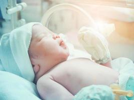 neugeborenes baby schläft im inkubator im krankenhaus foto