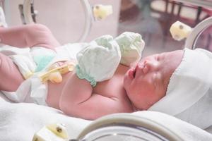 neugeborenes baby im inkubator im postkreißsaal des krankenhauses foto