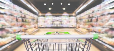 leerer Einkaufswagen im Supermarkt Lebensmittelgeschäft Hintergrund foto