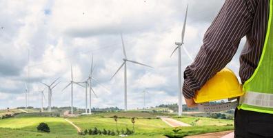 ingenieurarbeiter auf der baustelle des windturbinenkraftwerks foto