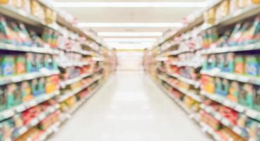 supermarkt gang innen abstrakt unscharfer hintergrund foto