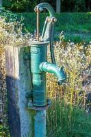 Alte Wasserpumpe in der Sonne foto