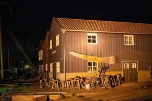 Holzfabrikgebäude in der Nacht foto