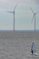 Windkraftanlage am Strand foto