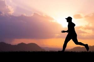 Menschen, die abends auf der Wiese joggen foto