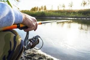 Die Hände des Fischers drehen sich weiter foto