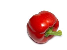 rote Paprika auf weißem Hintergrund. ein gesundes Gemüse in Wassertropfen. landwirtschaftliche Ernte. foto
